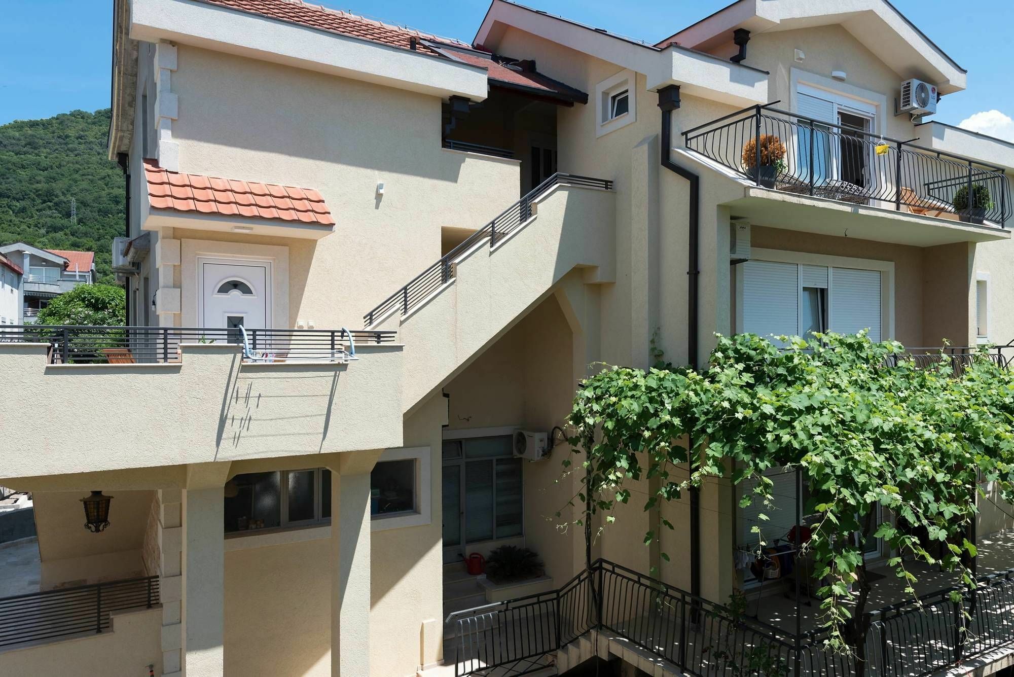 42° North Apartments ティヴァト エクステリア 写真